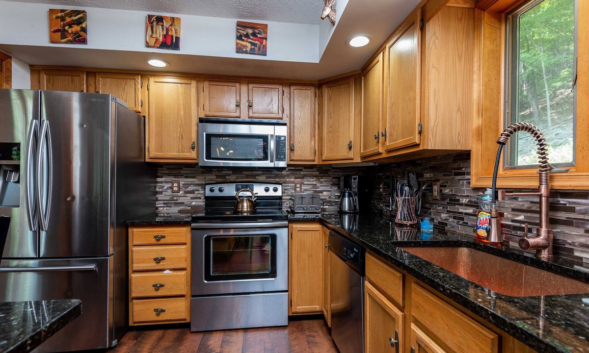 Bushkill House | Beautiful Modern Lodge! Pool Table,8 TVs,WiFi,Linen provided, Central AC,FirePit