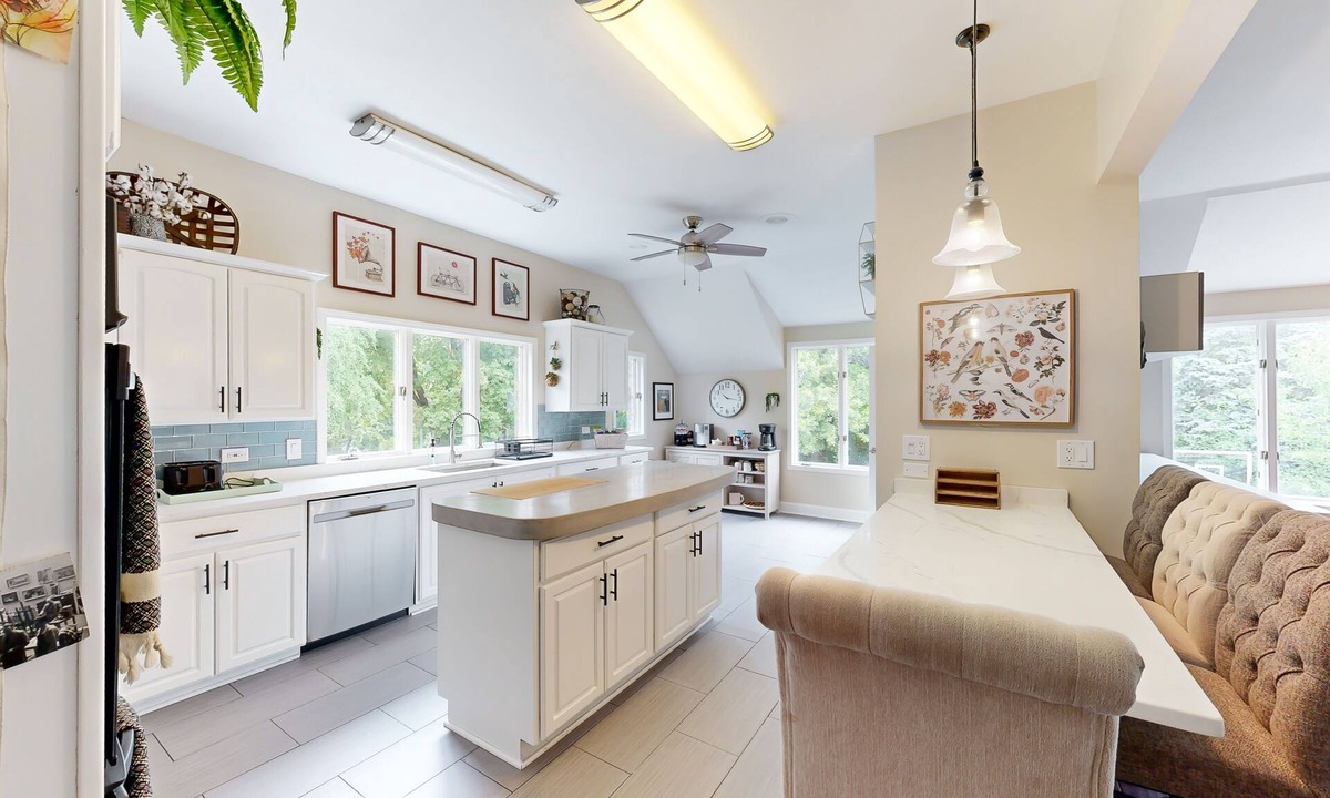McHenry House | Beautiful, spacious home with mature landscaping, game room, & grill - dogs ok