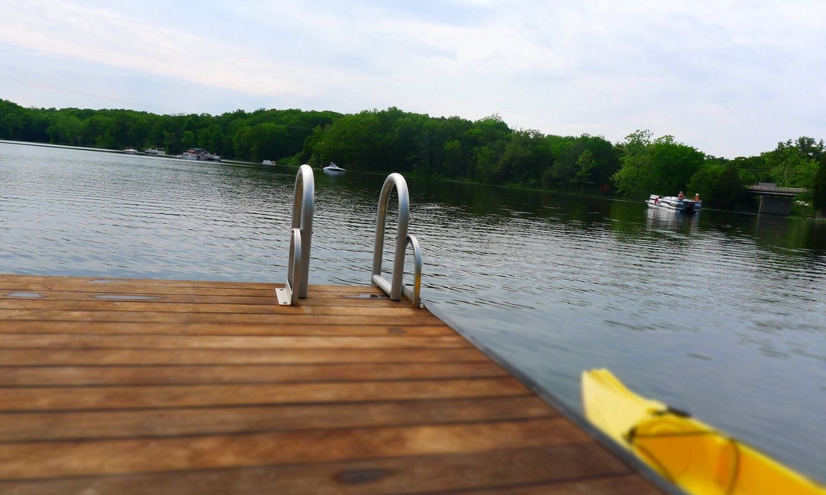 Wolf Creek House | Beautiful Waterfront Dock.