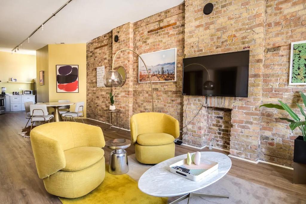 River North Apartment | BEAUTIFULLY remodeled flat DOWNTOWN - Sleeps 10!