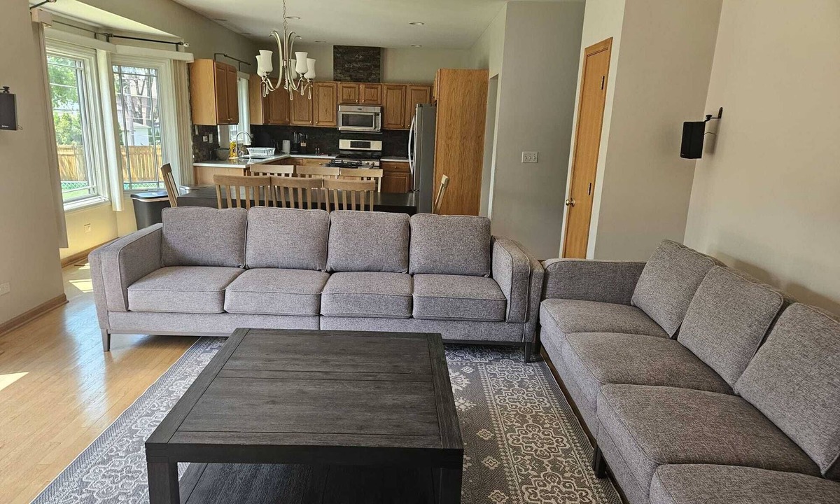 Elmhurst House | Big Family Home with 4 King Beds
