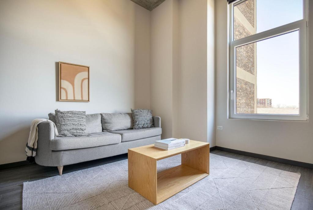 Near West Side Apartment | Blueground West Loop rooftop dog wash nr L CHI-1055