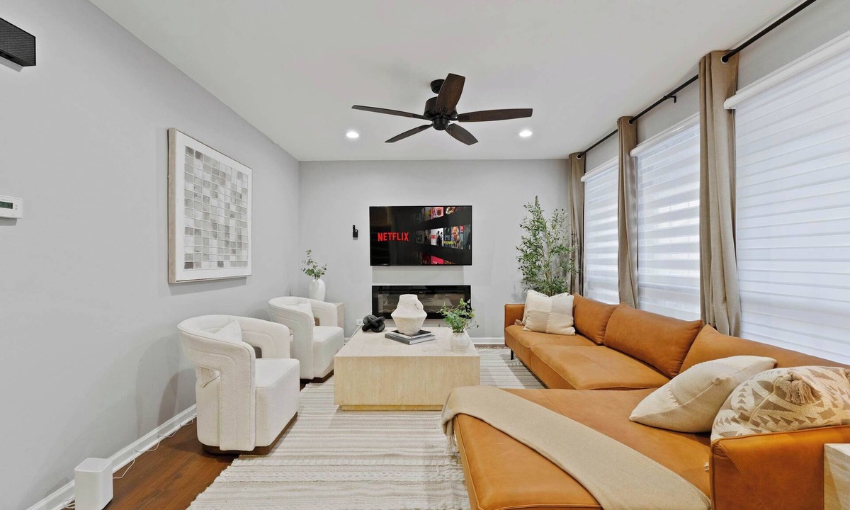 Bolingbrook House | Bolingbrook 4B 2ba Sleeps 8| LCP Collection