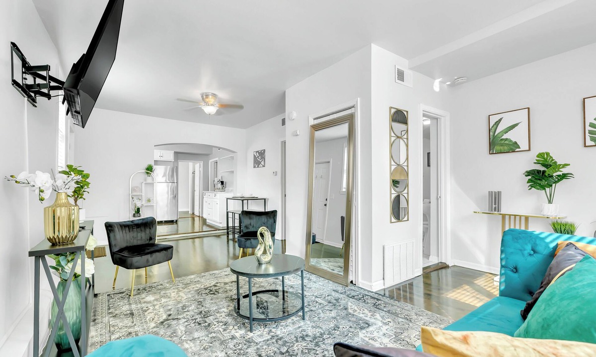 West Town Apartment | Brand New 3B-2BA Unit,4 miles from Downtown Chicago with WiFi, AC, Free Parking