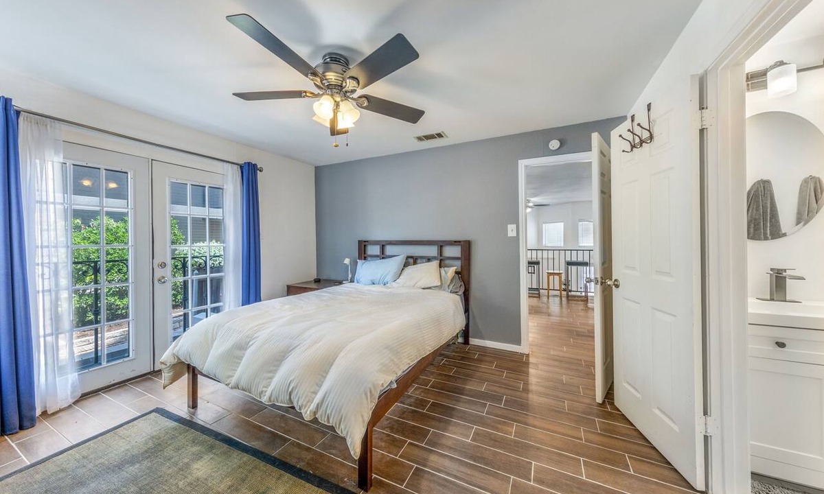 Old Enfield Condo | Bright Central Austin Loft - Workspace + Covered Parking