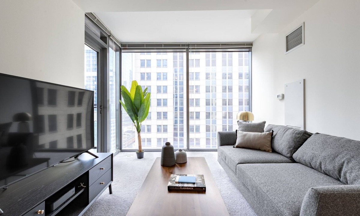 Downtown Chicago Apartment | Bright Loop 1BR w/Gym, Pool, nr. Financial District, by Blueground