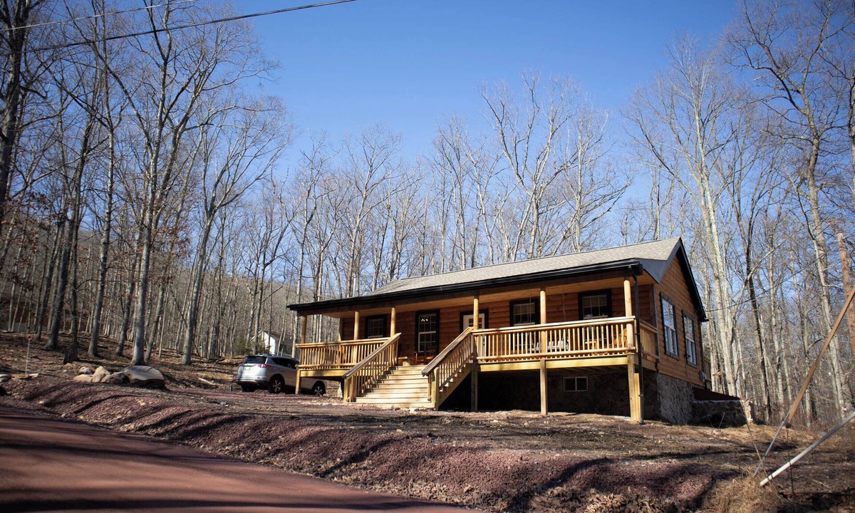 Hickory Hills Cabin | Bright & quiet cabin near mountain attractions