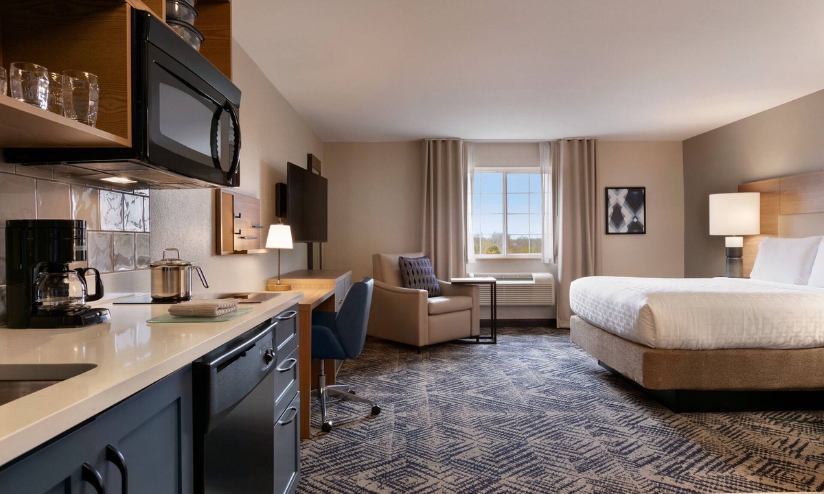Springfield Hotel | Candlewood Suites Springfield North by IHG