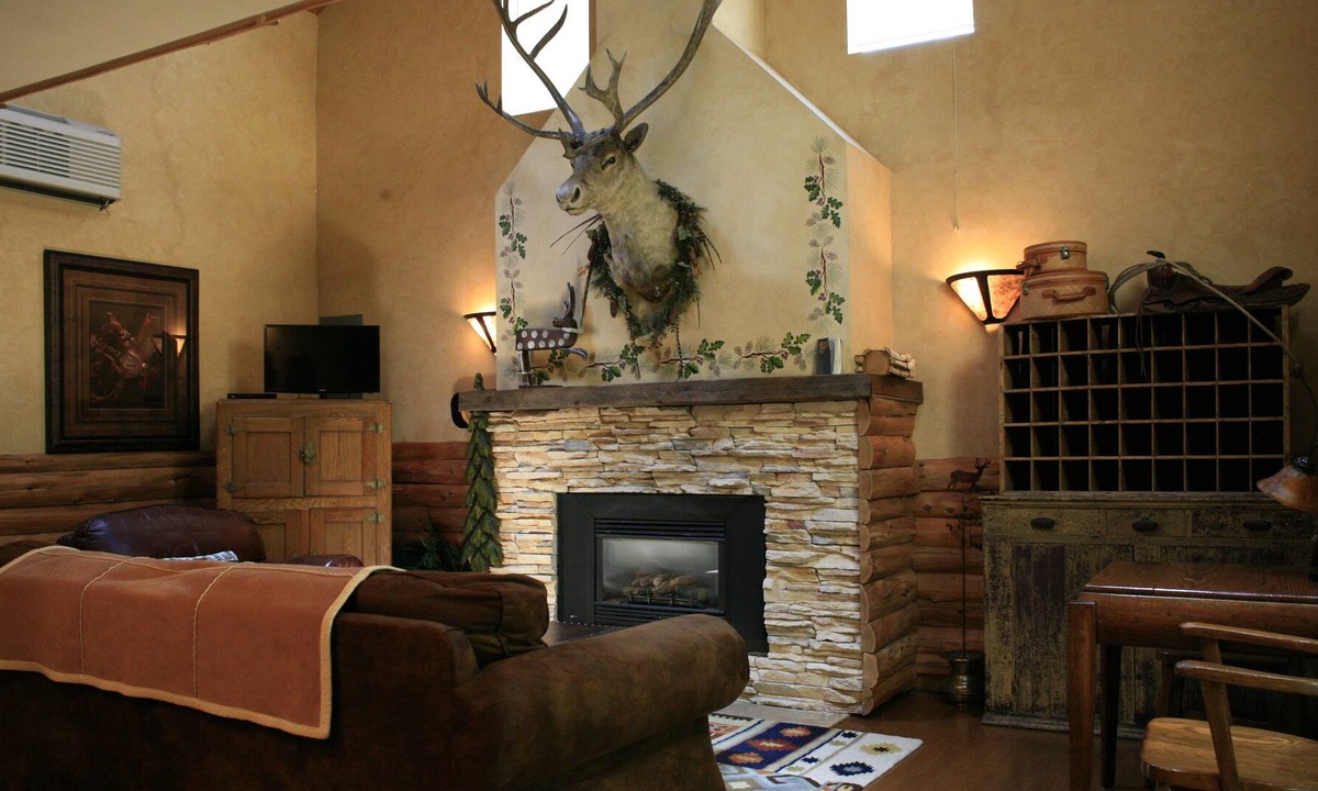 Utica Cottage | Caribou(Pet Friendly)-Cottage-Jacuzzi-Queen