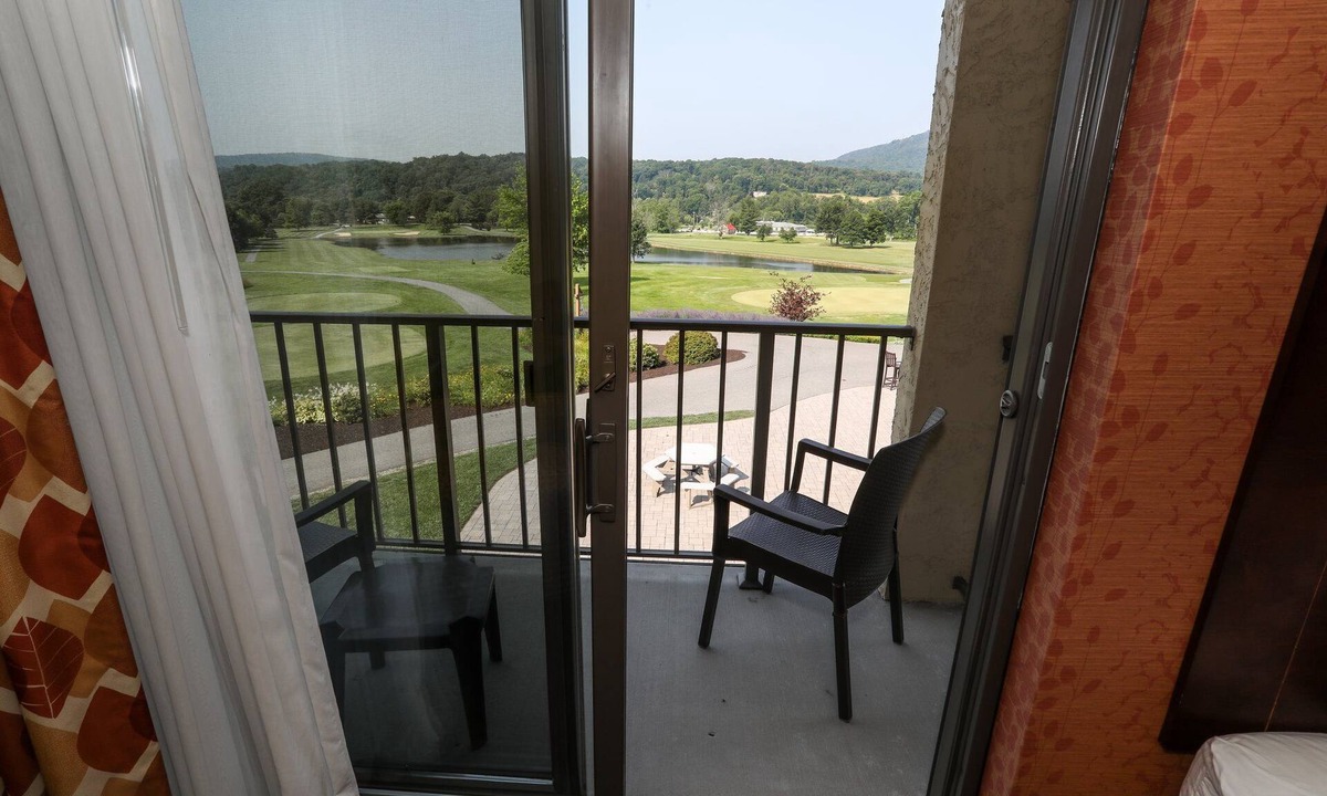 Fairfield Hotel | Carroll Valley Getaway | Qn Deluxe + Resort Perks