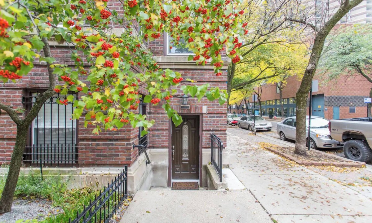 Lakeview Apartment | Centrally Located Chicago Loft 2 blocks from the Lakeshore!