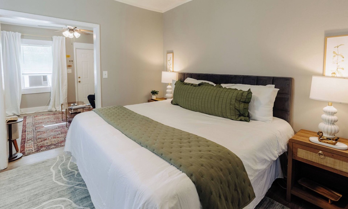 Crosstown House | Centrally Located King Bed Midtown Crosstown 1434