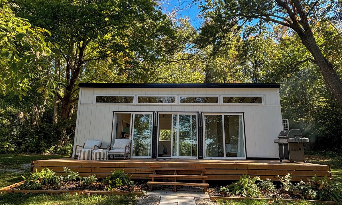 Fairview Heights Cottage | Centrally located St. Louis and Arch view. Complimentary water,wine & breakfast