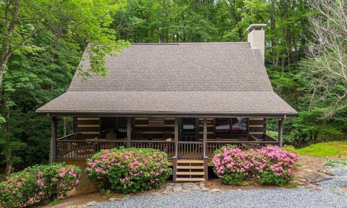 Seven Devils Cabin | Centrally Located 3 Bedroom Cabin with AC and Hot Tub!