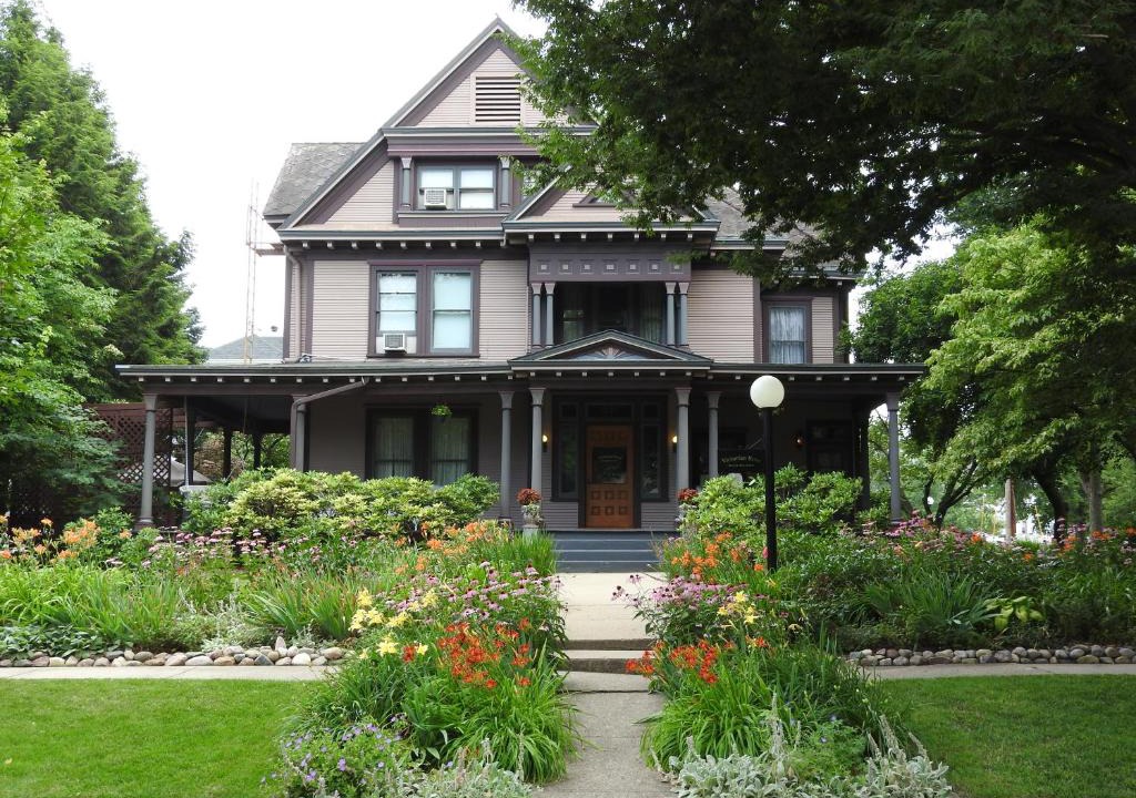 Champaign Bed & Breakfast | Champaign Garden Inn