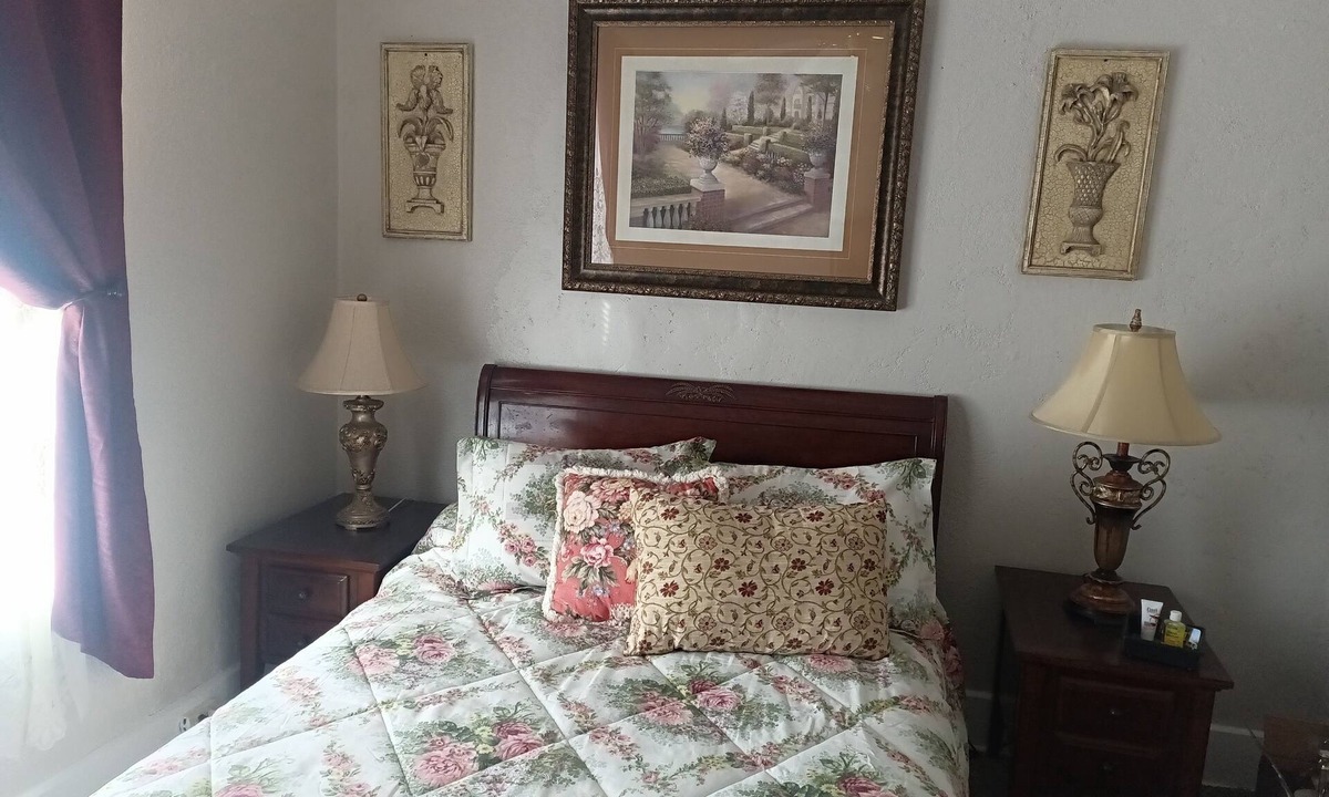 Quincy House | Charming 1-bedroom within an historic mansion with WiFi, AC in Quincy