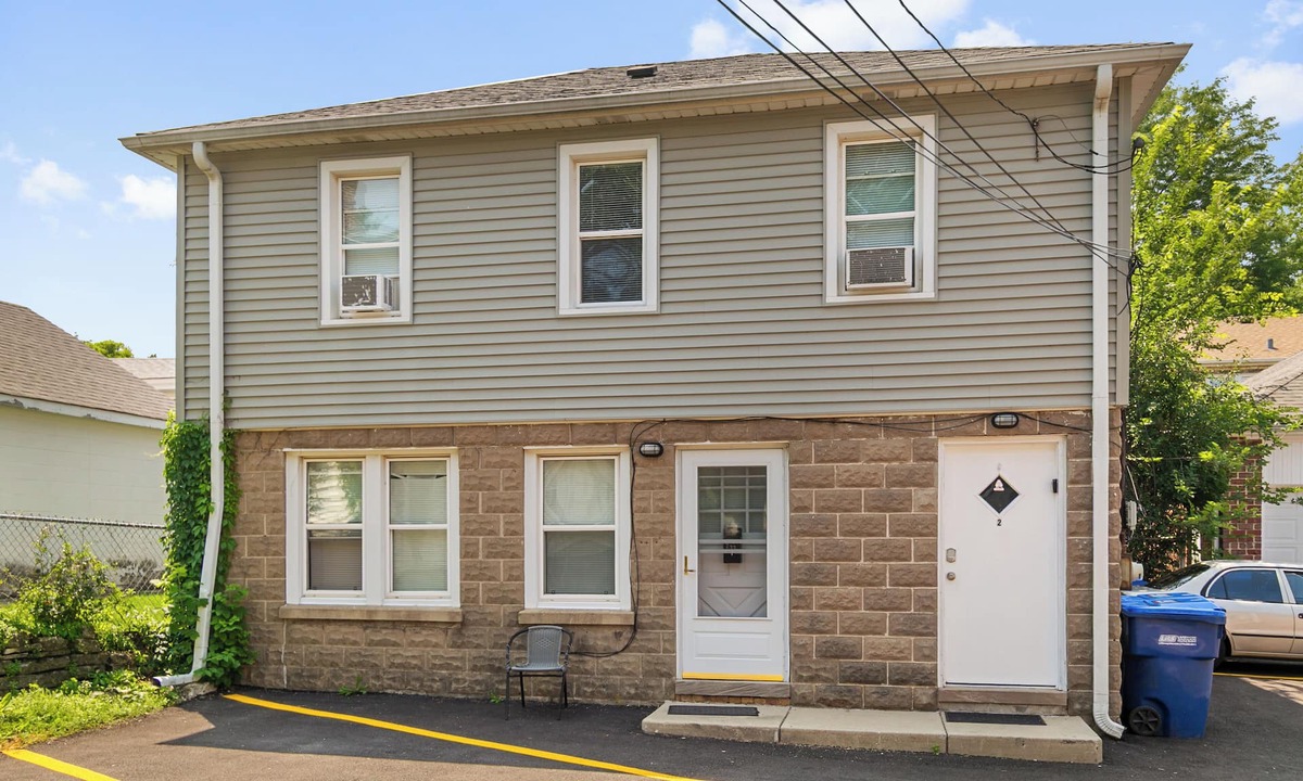 Highwood Apartment | Charming 2-bedroom apartment in delightful Highwood 2 minutes to Train station!