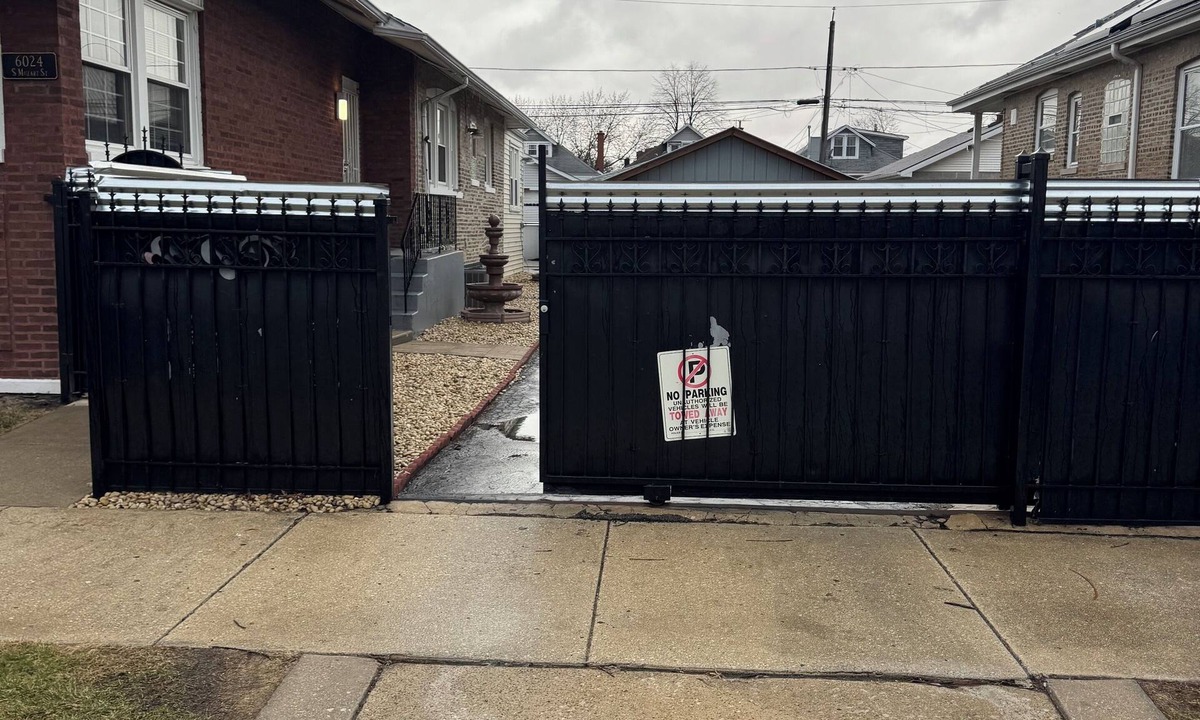Chicago Lawn House | Charming 2-bedroom townhome in brilliant Chicago with WiFi, AC