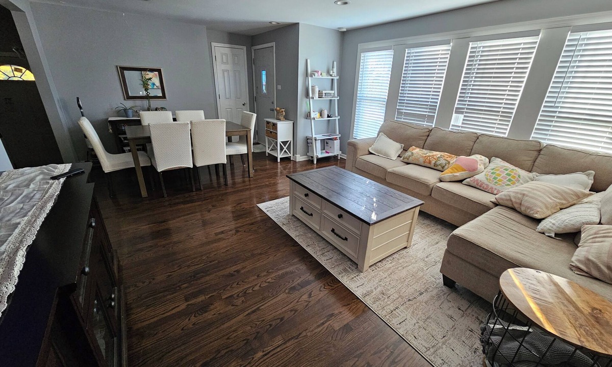 East Side House | Charming 3-bedroom 1 bathroom bungalow in cool Chicago with AC friendly family