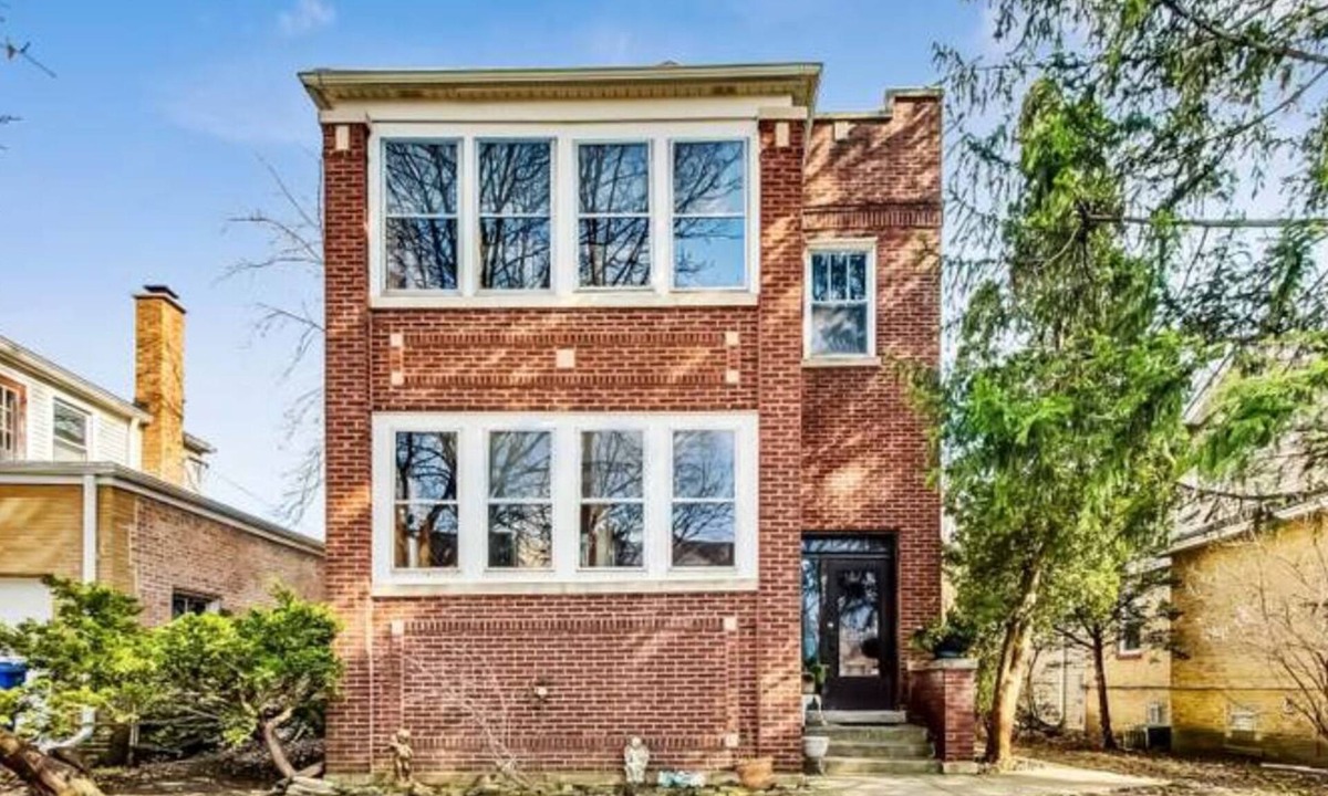 Old Norwood Park Apartment | Charming 3-bedroom apartment in the Old Norwood Park neighborhood of Chicago