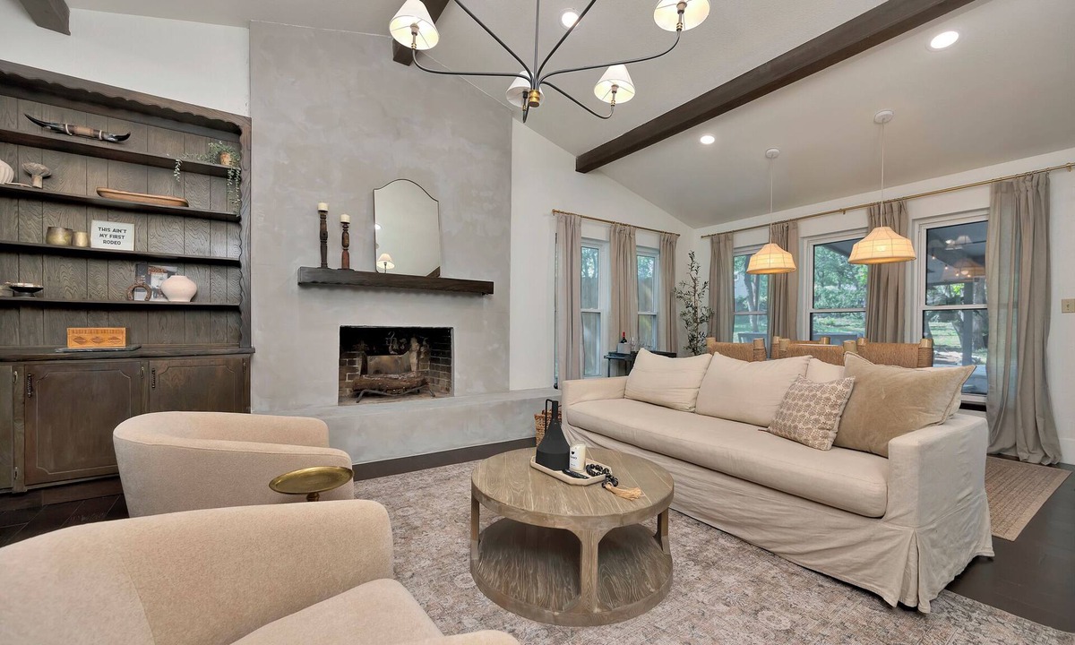 Roanoke House | Charming 3-bedroom Modern Rustic Retreat on 1 acre