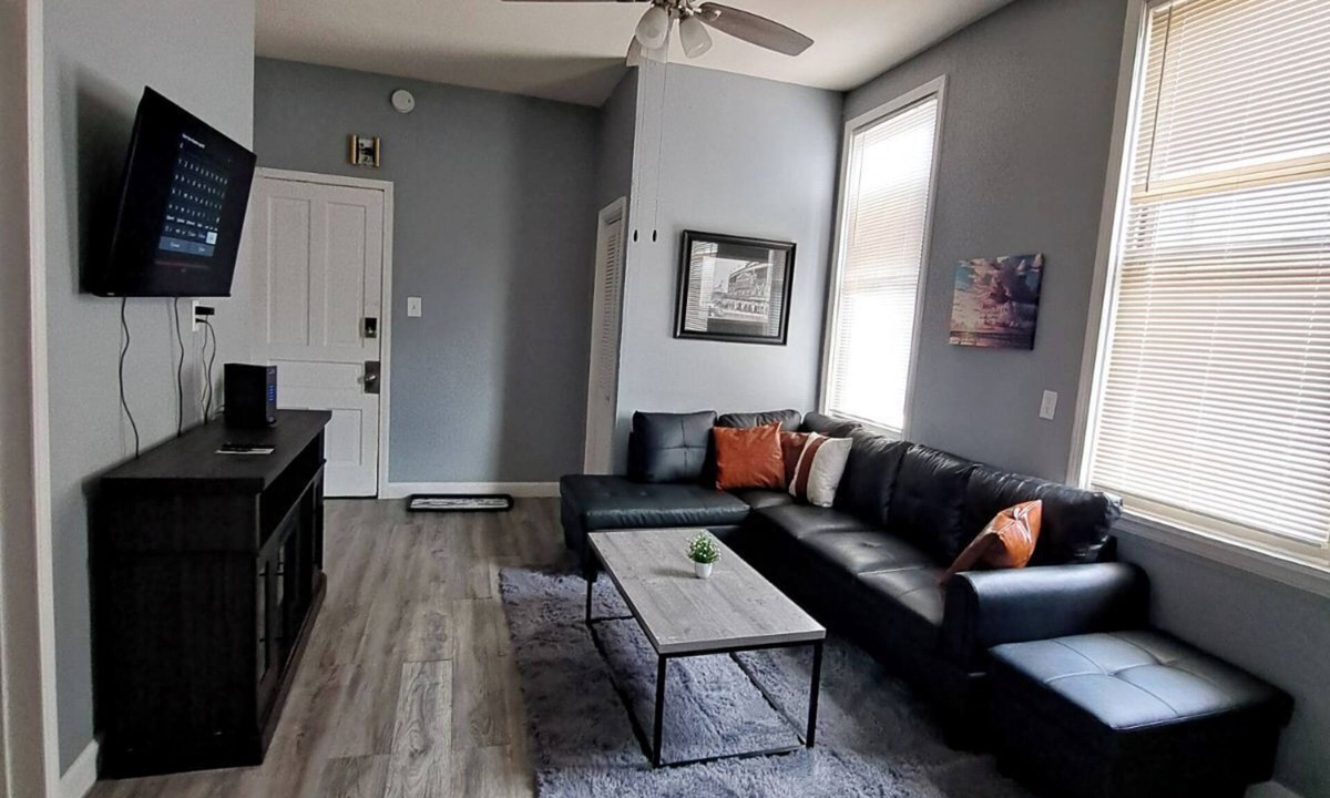 Avondale Apartment | Charming 4-bedroom apartment in delightful Chicago with central heat/AC, WiFi.