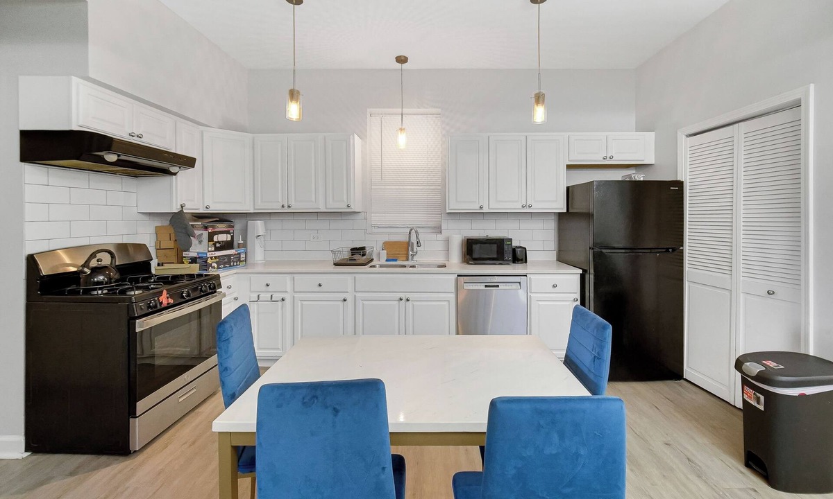 Lower West Side Apartment | Charming 4-bedroom apartment in pilsen