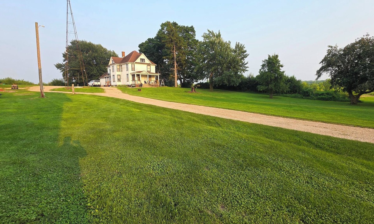 Medina House | Charming 4-bedroom farmhouse in Waterloo with fully updated interior.