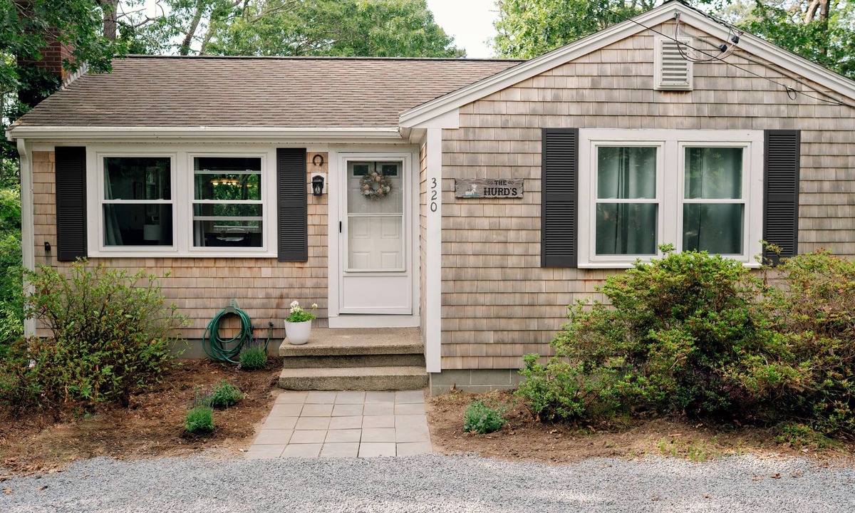 Eastham Cottage | Charming Cape Cod cottage on Depot Pond & bike trail with pond access