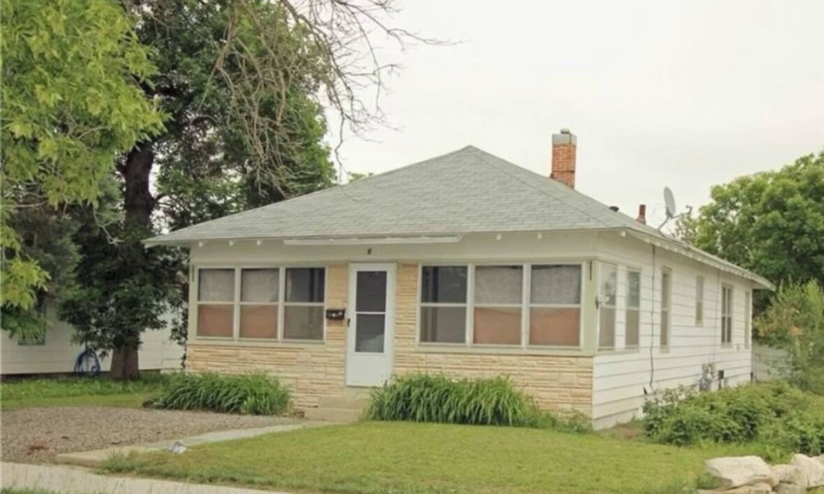 Laurel House | Charming convenient. 3-bedroom house in Laurel with AC,parking,storage,and more!