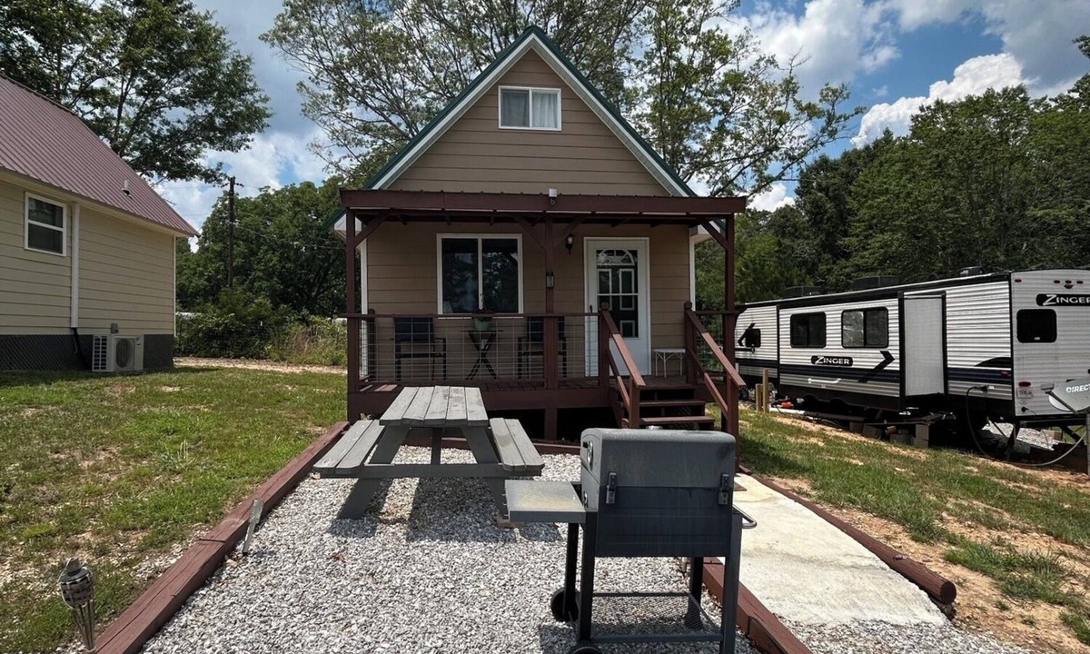Five Points Cottage | Charming cottage with AC, Pet-friendly, 4 guests, 3 miles from West Point Lake