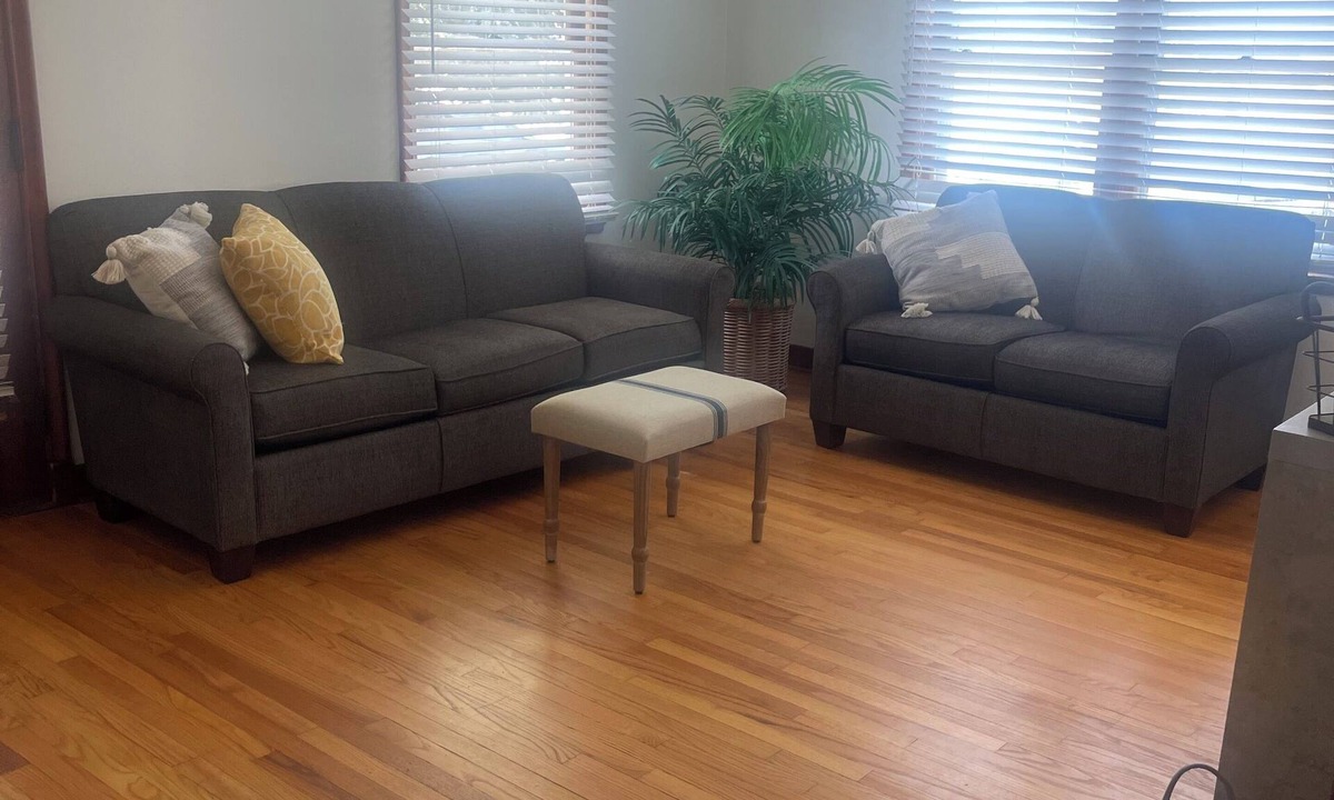 South Beloit House | Charming Family house sleeps 8, close to Roscoe, Rockford, Beloit, Janesville