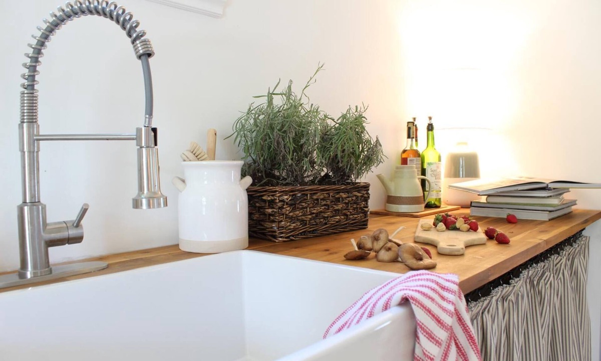 South Stormont House | Charming Heritage Vineyard Guest house | Private Wine Country Retreat