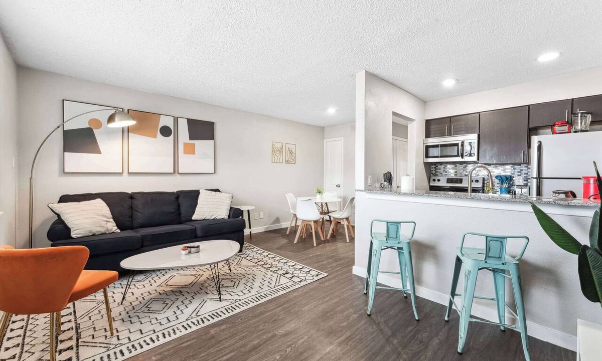 Riverside Apartment | Charming King Bed 1BR, 5 Min to DT w/pool