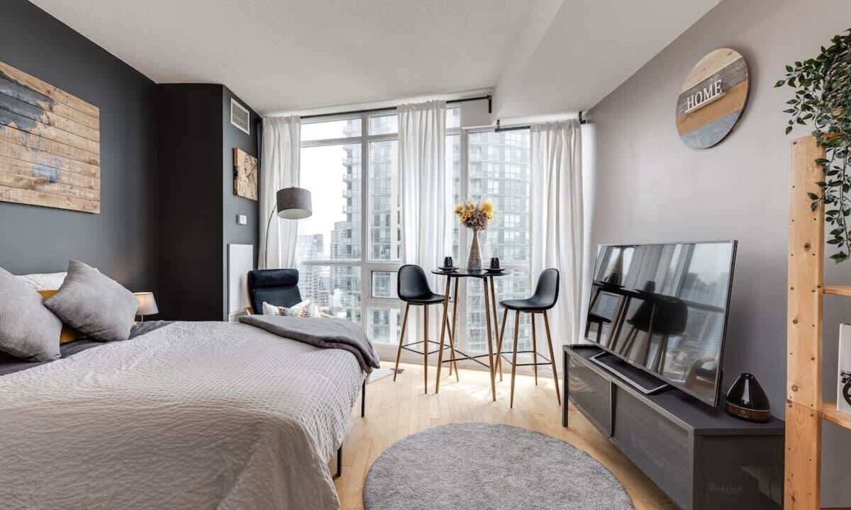 Fort York Condo | Charming Studio w/CN Tower & Ontario Lake View!