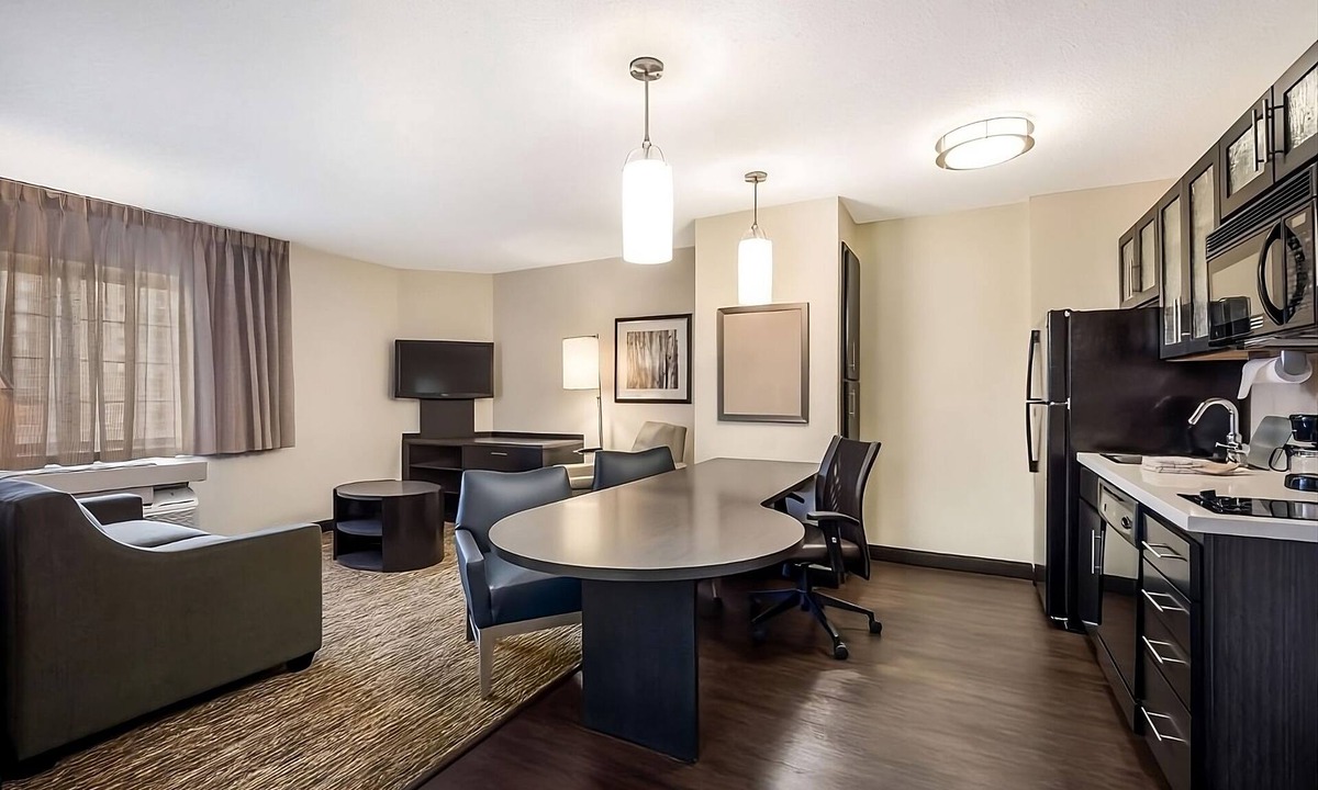 Libertyville House | Charming Suites w/BBQ & Full Kitchen – Ideal Home Comfort for Your Stay