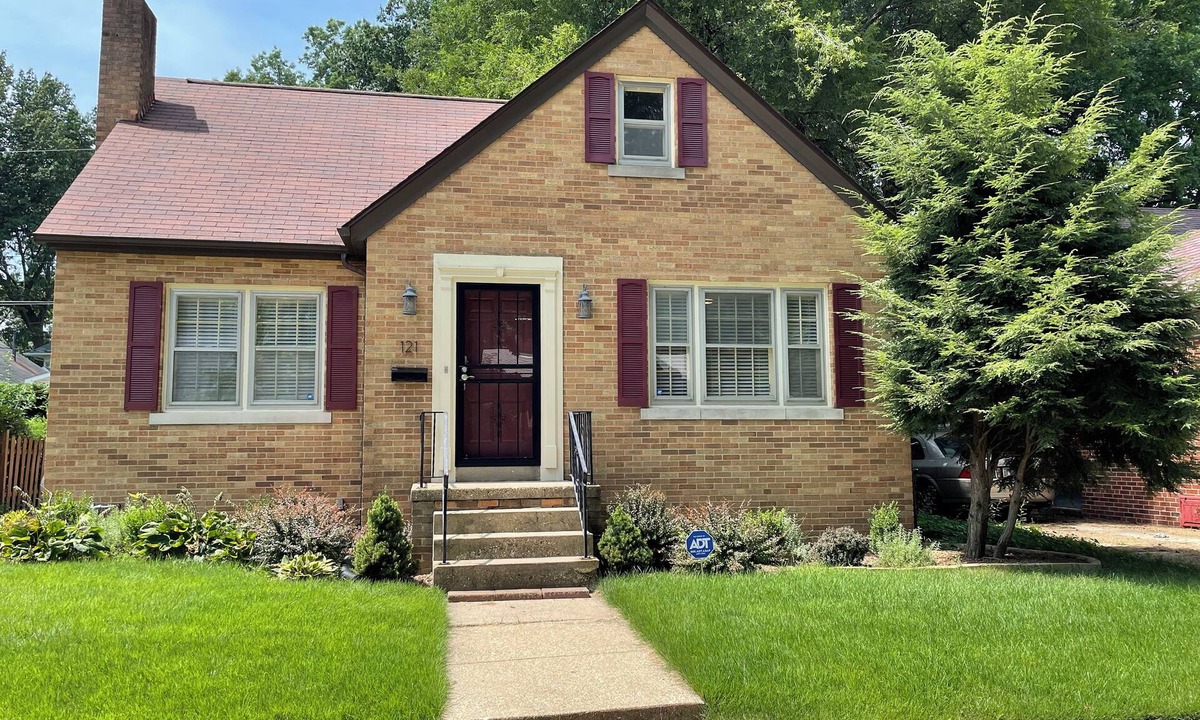 Springfield House | Charming updated 2 BR/2BA+Den home close to Capitol & Medical Complex