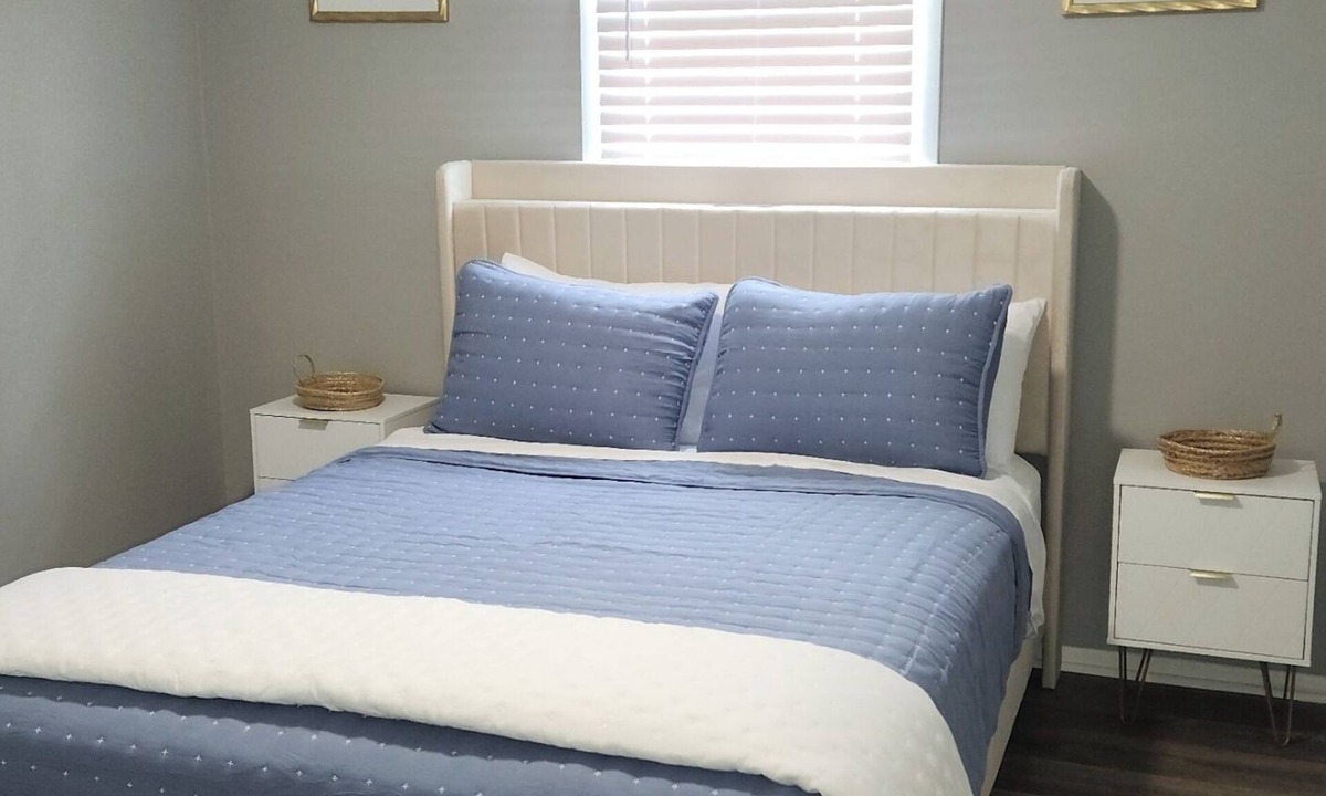 Grafton House | Charming upper level of 3-bedroom house in Grafton, IL