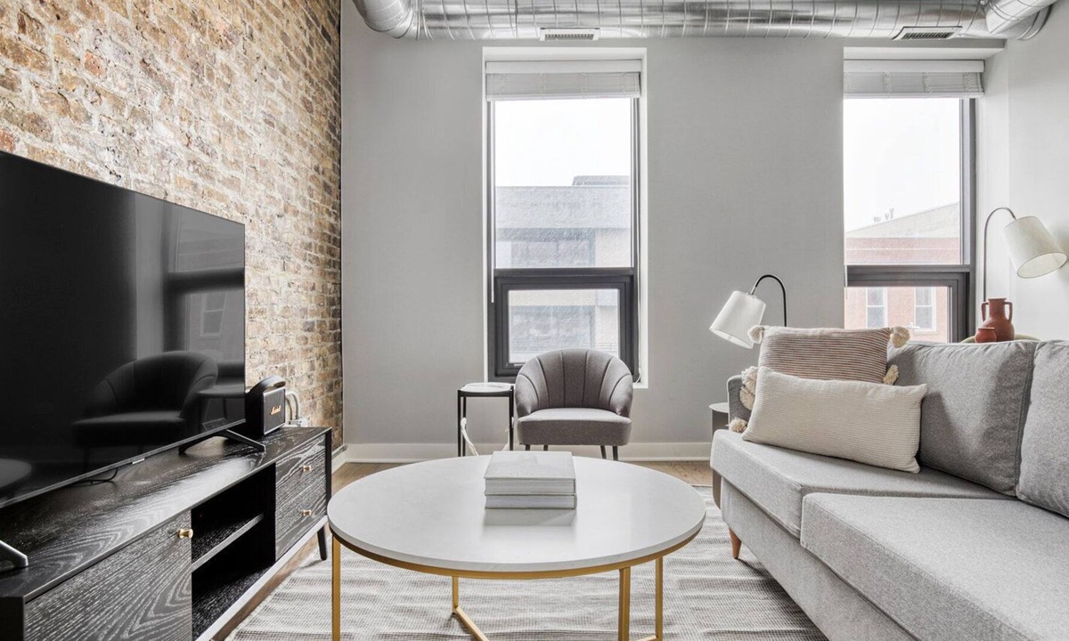 West Town Apartment | Charming West Town 2BR, 4 blocks to L & Wicker Park bars, by Blueground