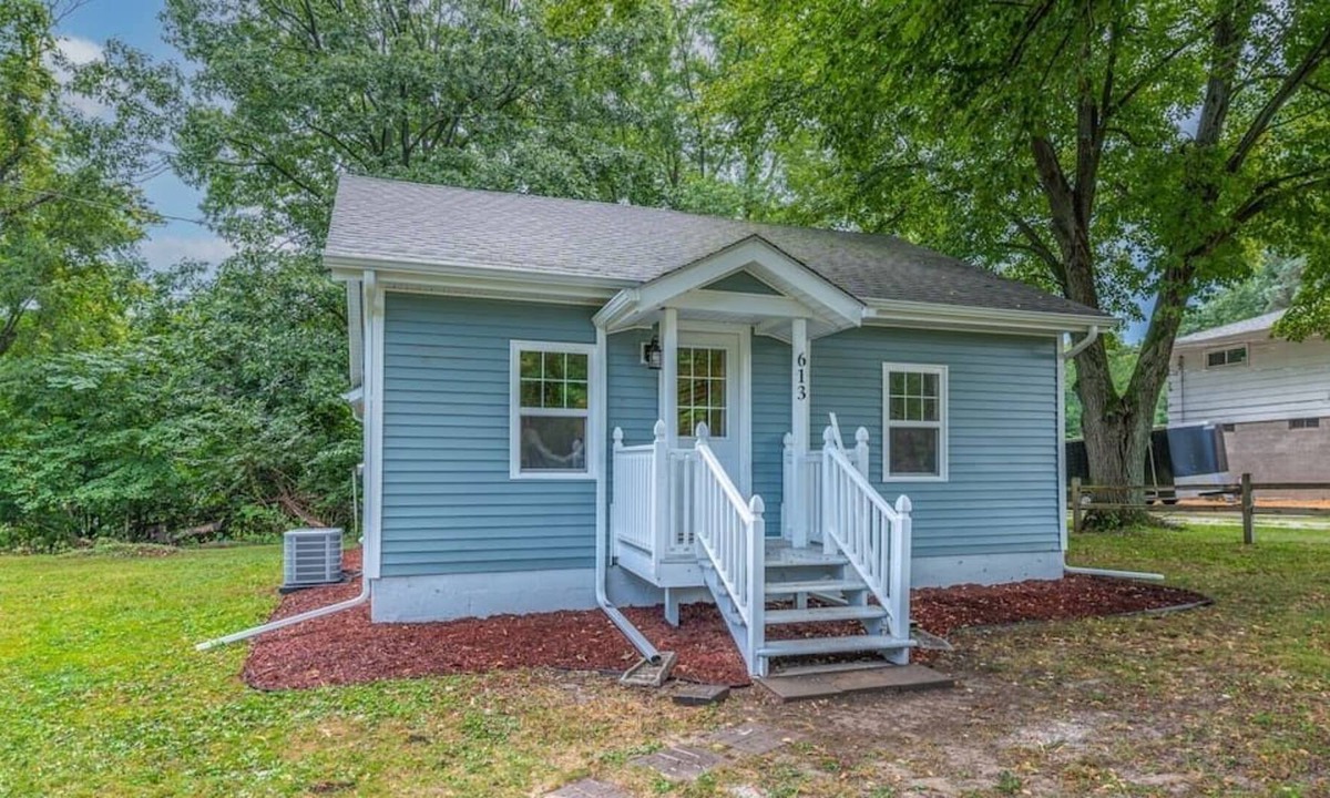 Silvis House | Cheerful 2BR Cottage on a Private Road