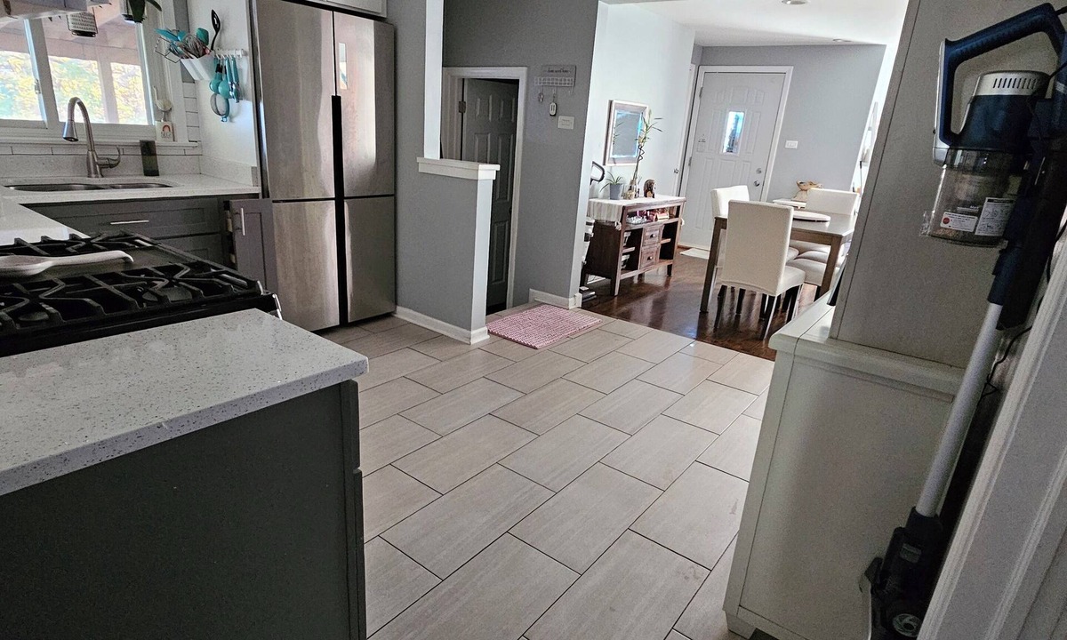 East Side House | Chic 1-bedroom bungalow in fantastic Chicago with WiFi, AC