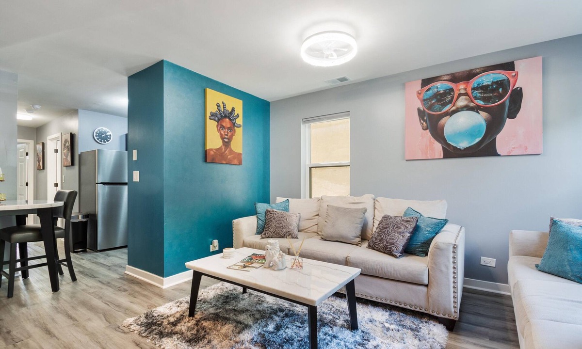 Grand Boulevard Apartment | Chic 2-bedroom apartment in vibrant Chicago with AC, WiFi
