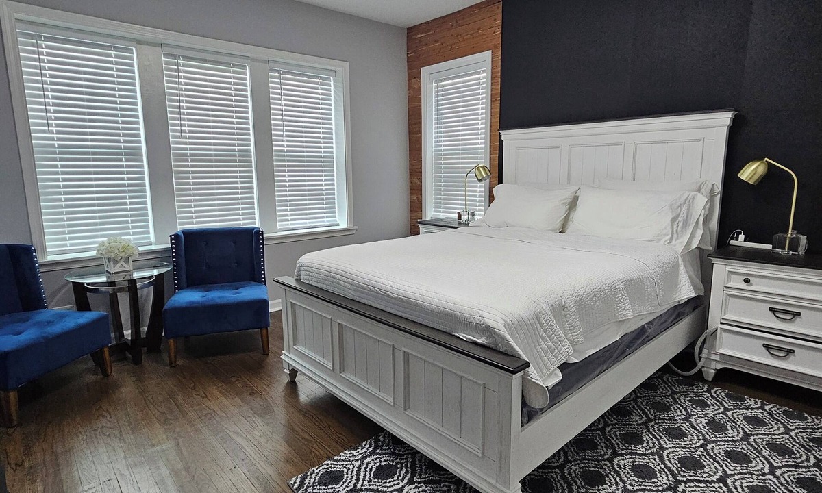 North Austin Apartment | Chic 2-bedroom apartment in fabulous Chicago with AC, WiFi