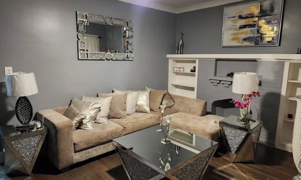 Gresham Apartment | Chic 2-bedroom apartment with AC, WiFi in vibrant Chicago