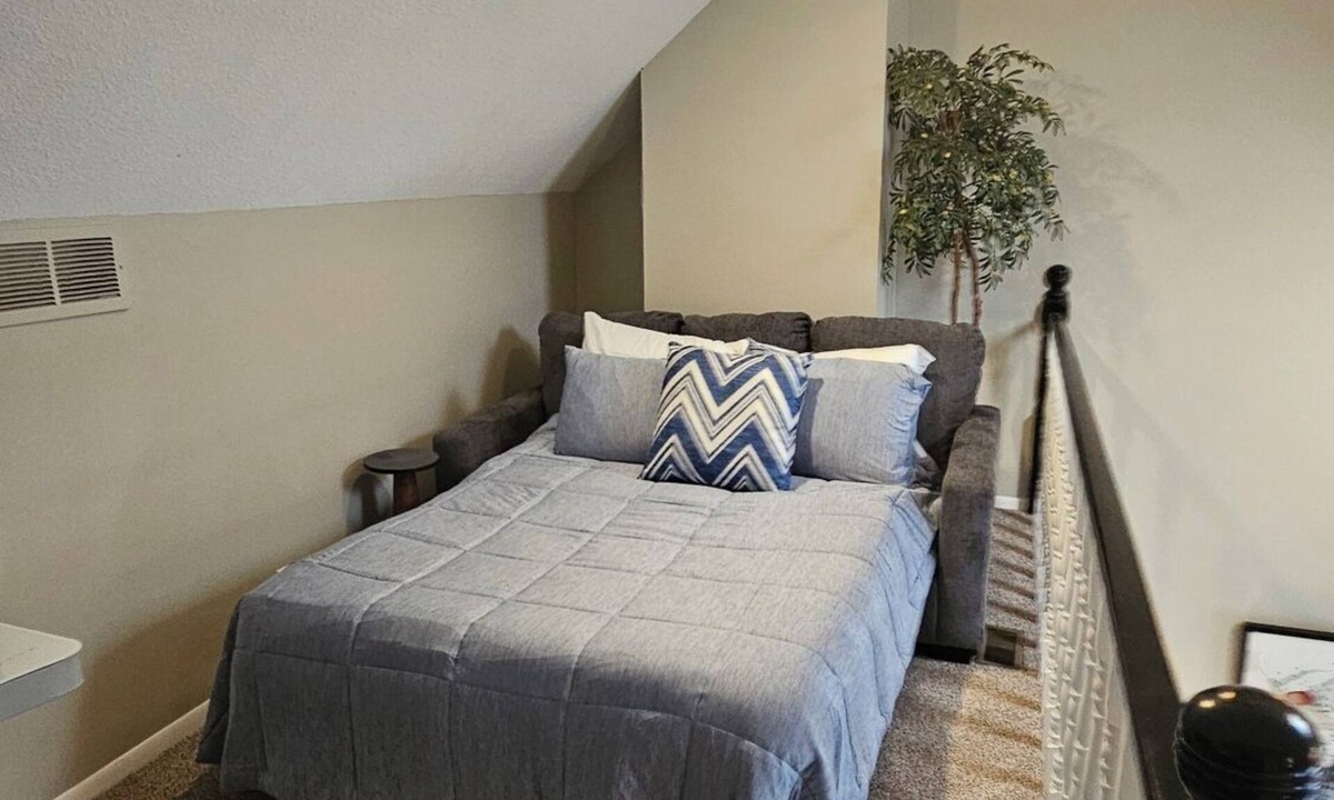 Overland Park House | Chic & Central: Modern 2BR Overland Park Hideaway