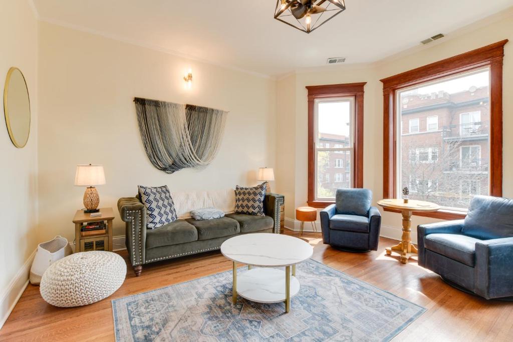 Buena Park Apartment | Chic Chicago Apartment about 1 Mi to Wrigley Field!