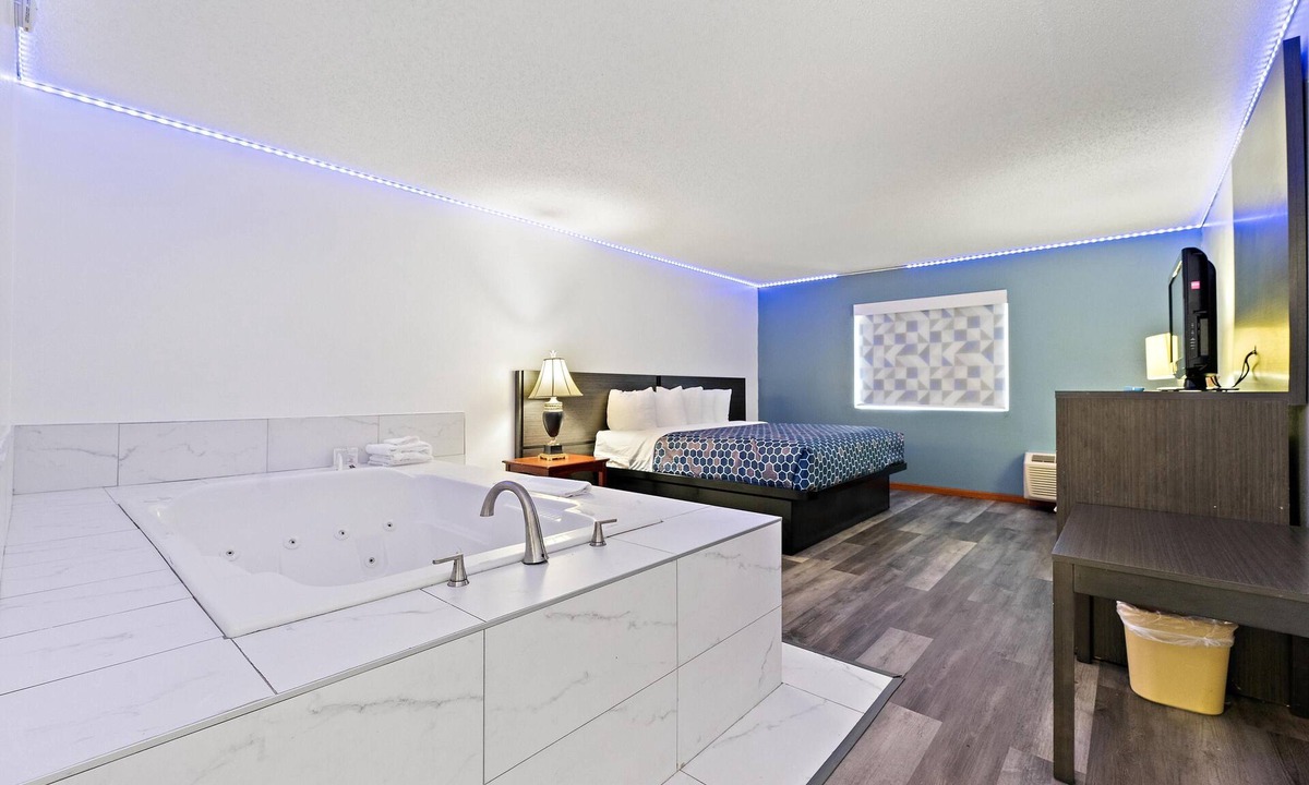 Westmont Hotel | Chicago Club Inn & Suites