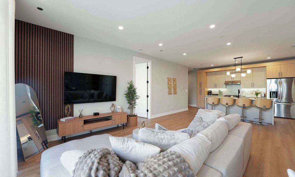 Tri-Taylor Apartment | Chicago Modern Condo 2BR2BA, Balcony, Free Park