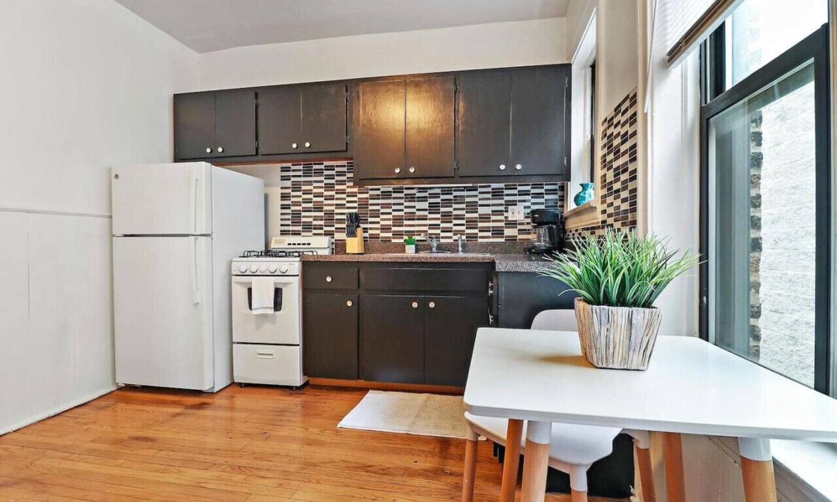 Ravenswood Apartment | City Charm Studio Apt close to Shops