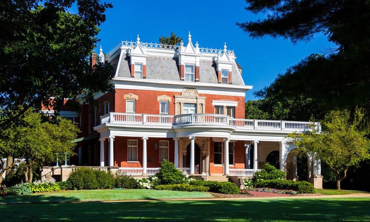 DeKalb House | City Convenience: Free Parking, Pets Allowed, Near Northern Illinois University!